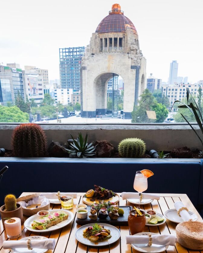 comida del 15 de septiembre frente a monumento a la revolución