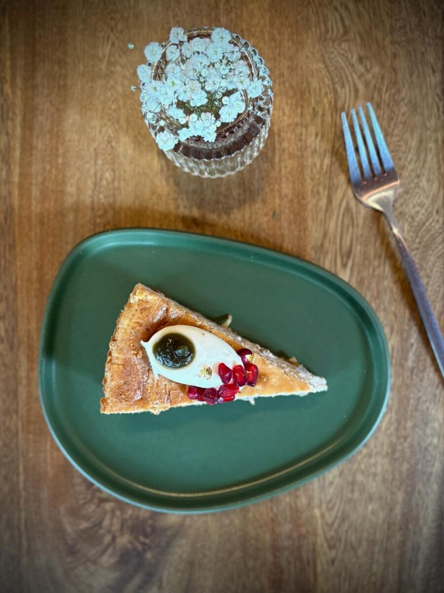cheescake de nogada con granada encima
