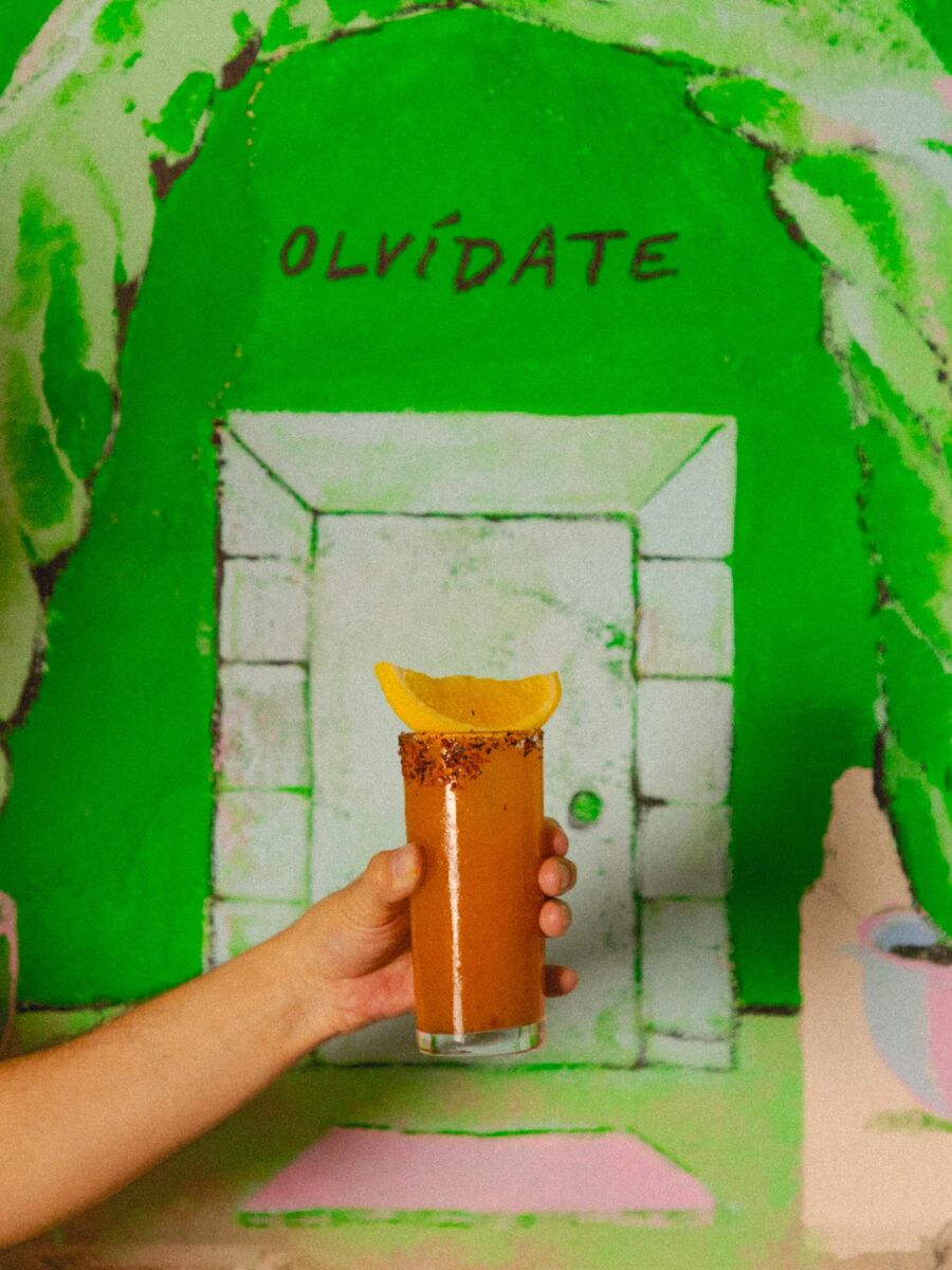 cóctel con naranja y fondo verde mexicano