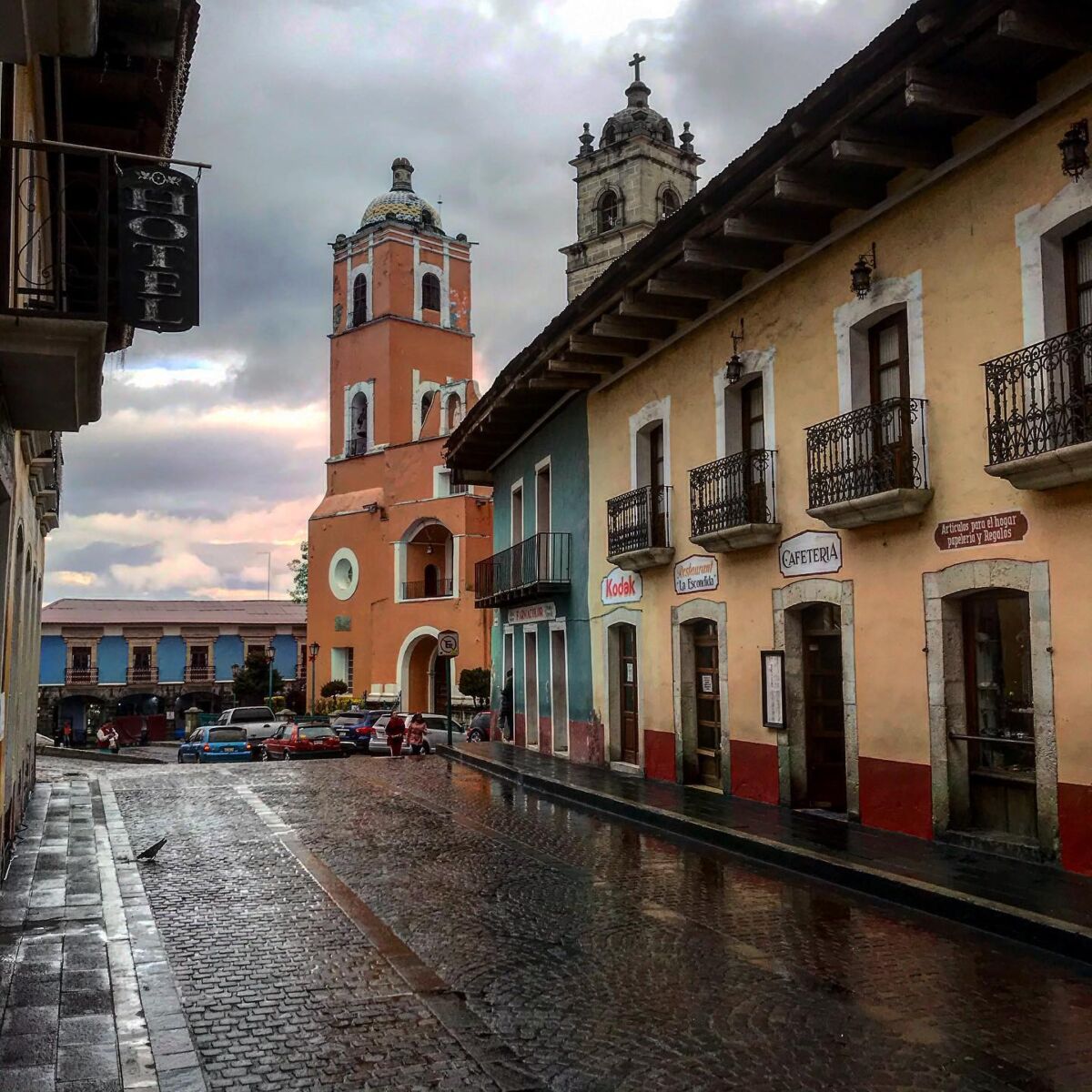Calle empedrada con cielo gris después de llover