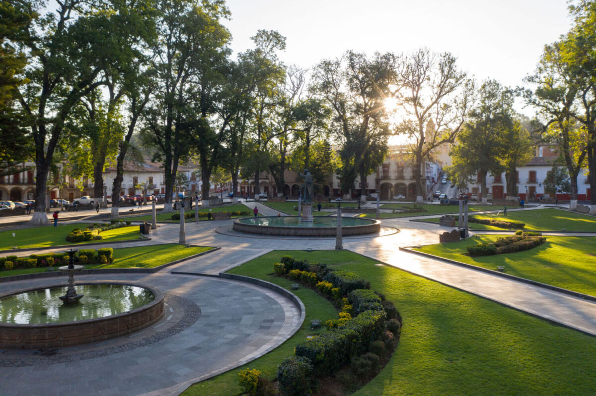 jardín de la plaza principal en Pátzcuaro