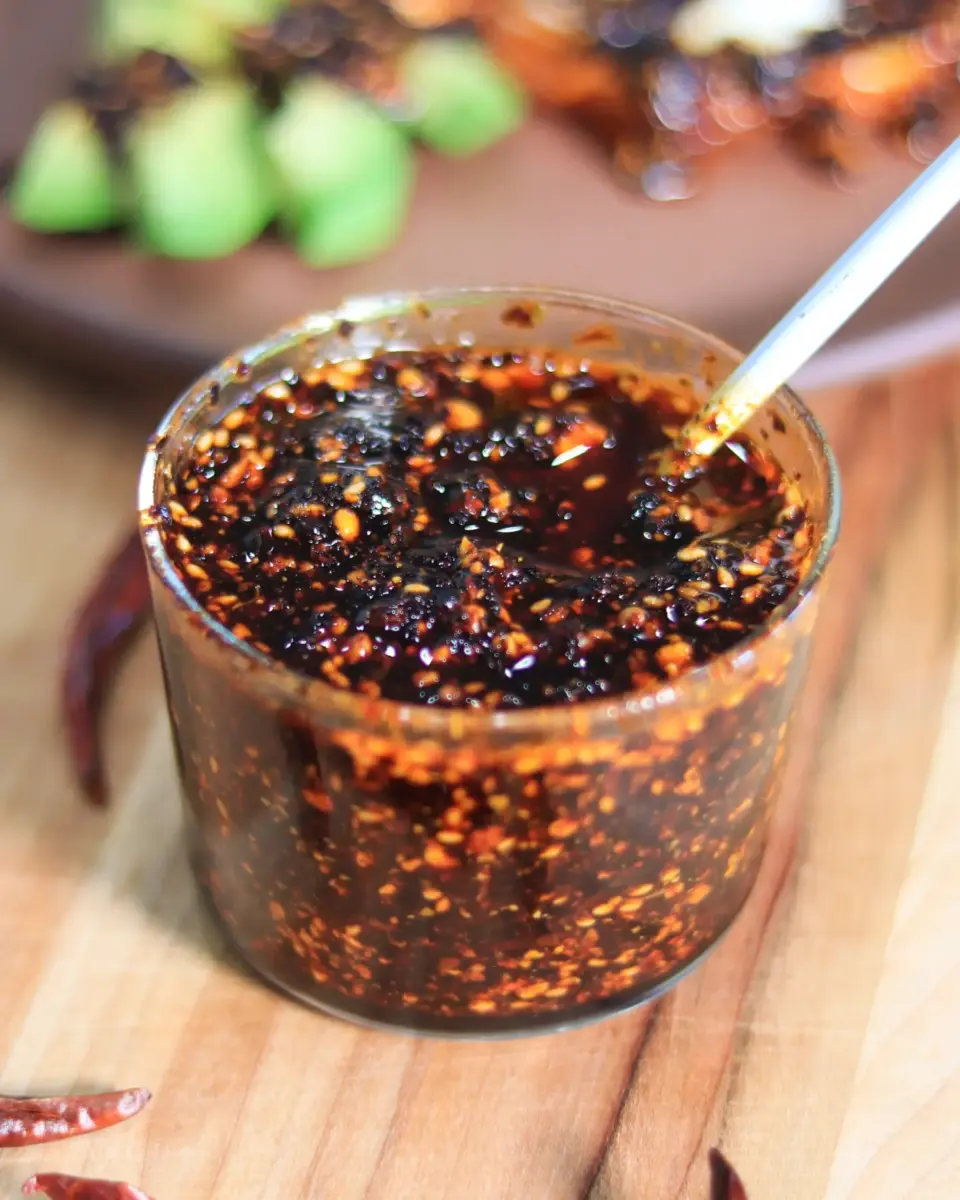 Salsa macha en frasco de vidrio