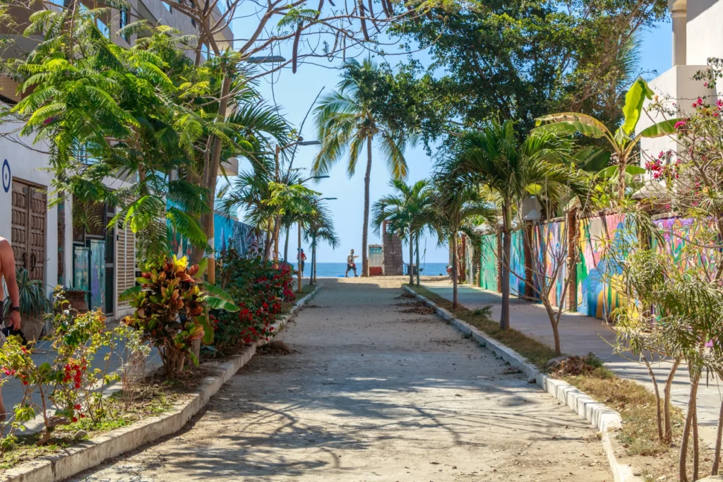 calle de pueblo con vista al océano pacífico