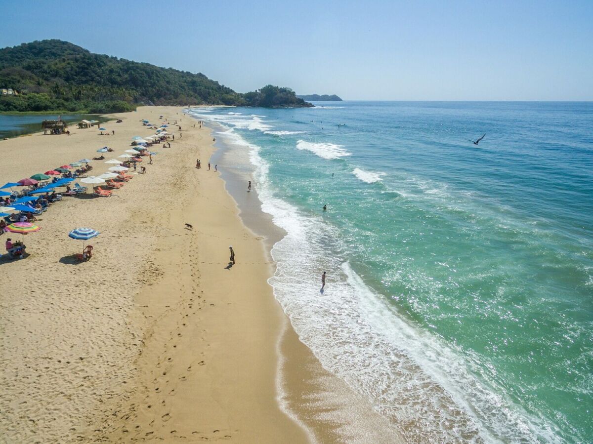playa con alto oleaje y poca gente