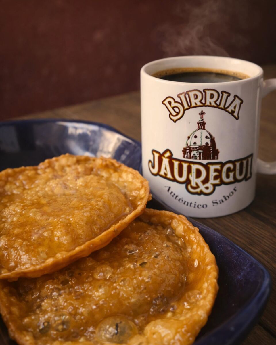 Buñuelos de rodilla con una taza de café en Santa Rosa Jáuregui, Querétaro 