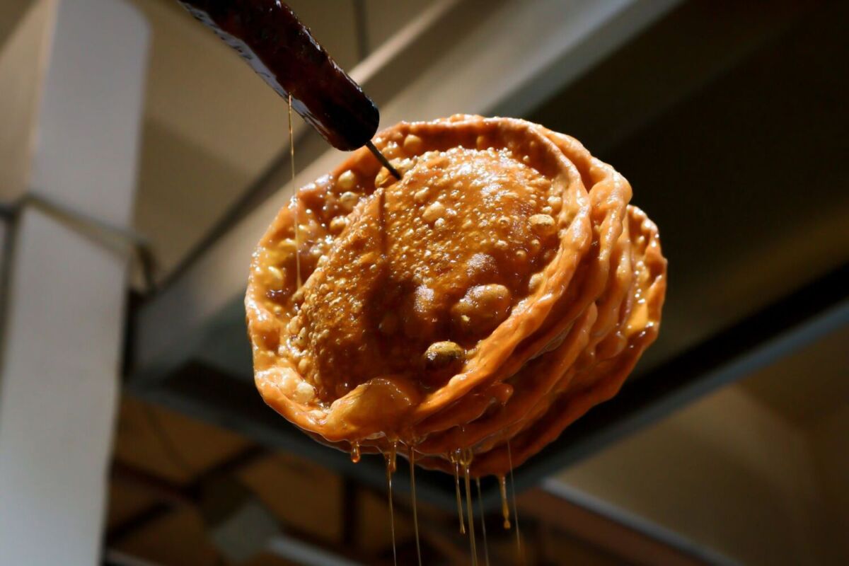 Buñuelos escurriendo de aceite 