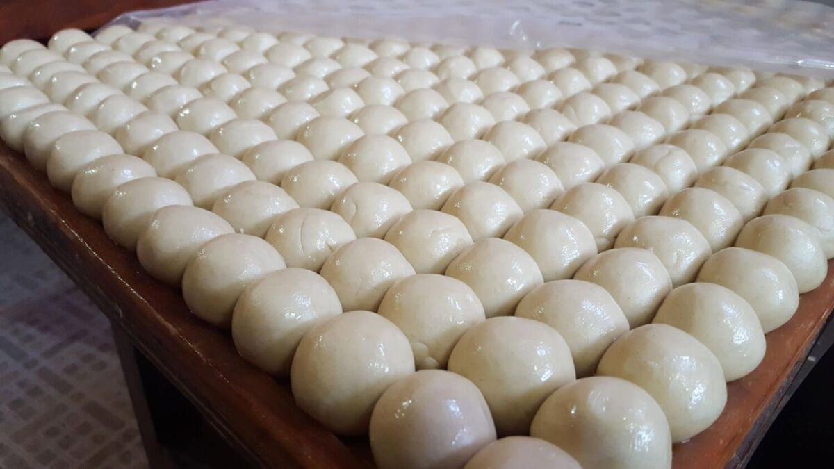 Bolitas de masa de harina antes de convertirse en buñuelos 