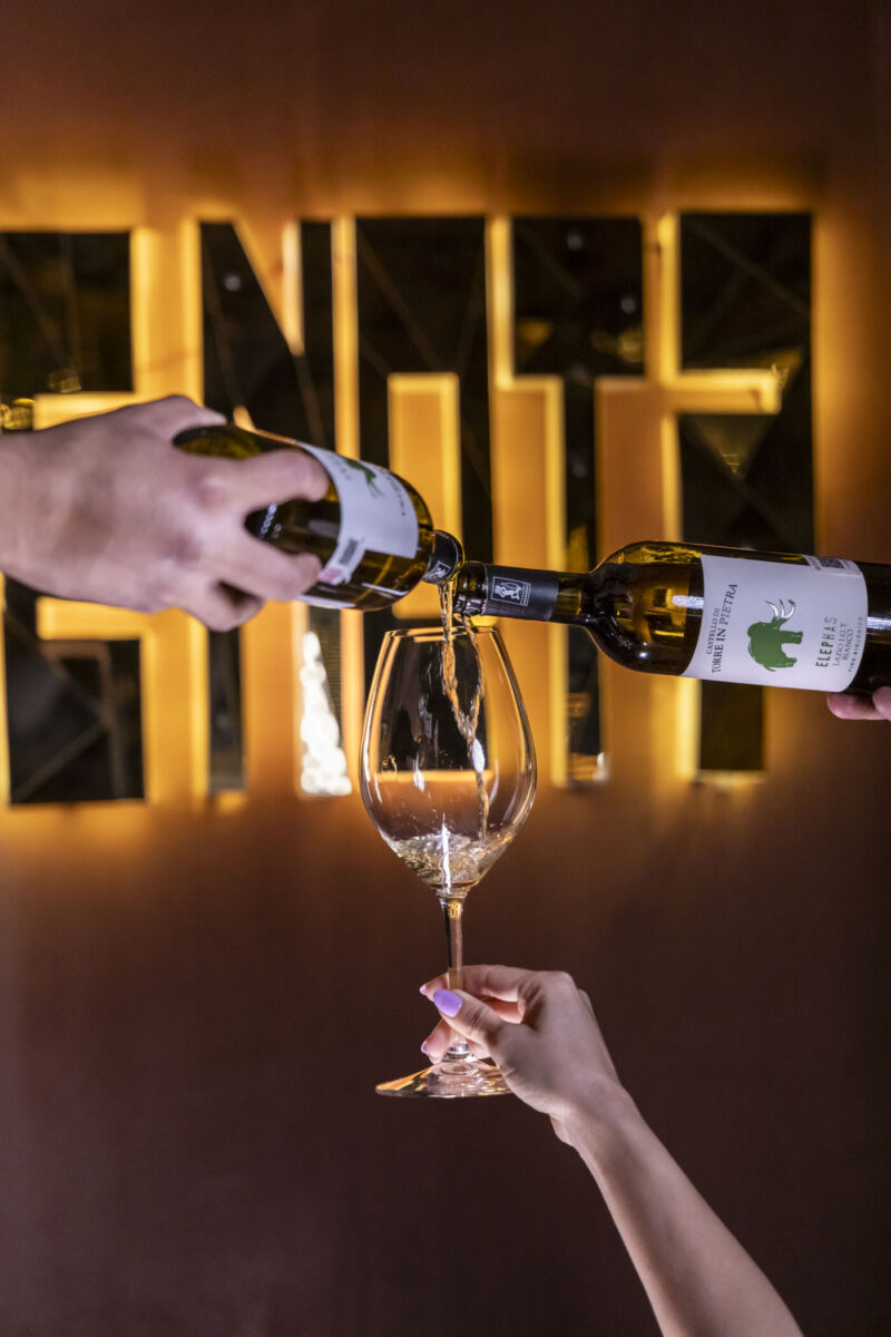 botellas sirviendo una copa de vino en somma polanco