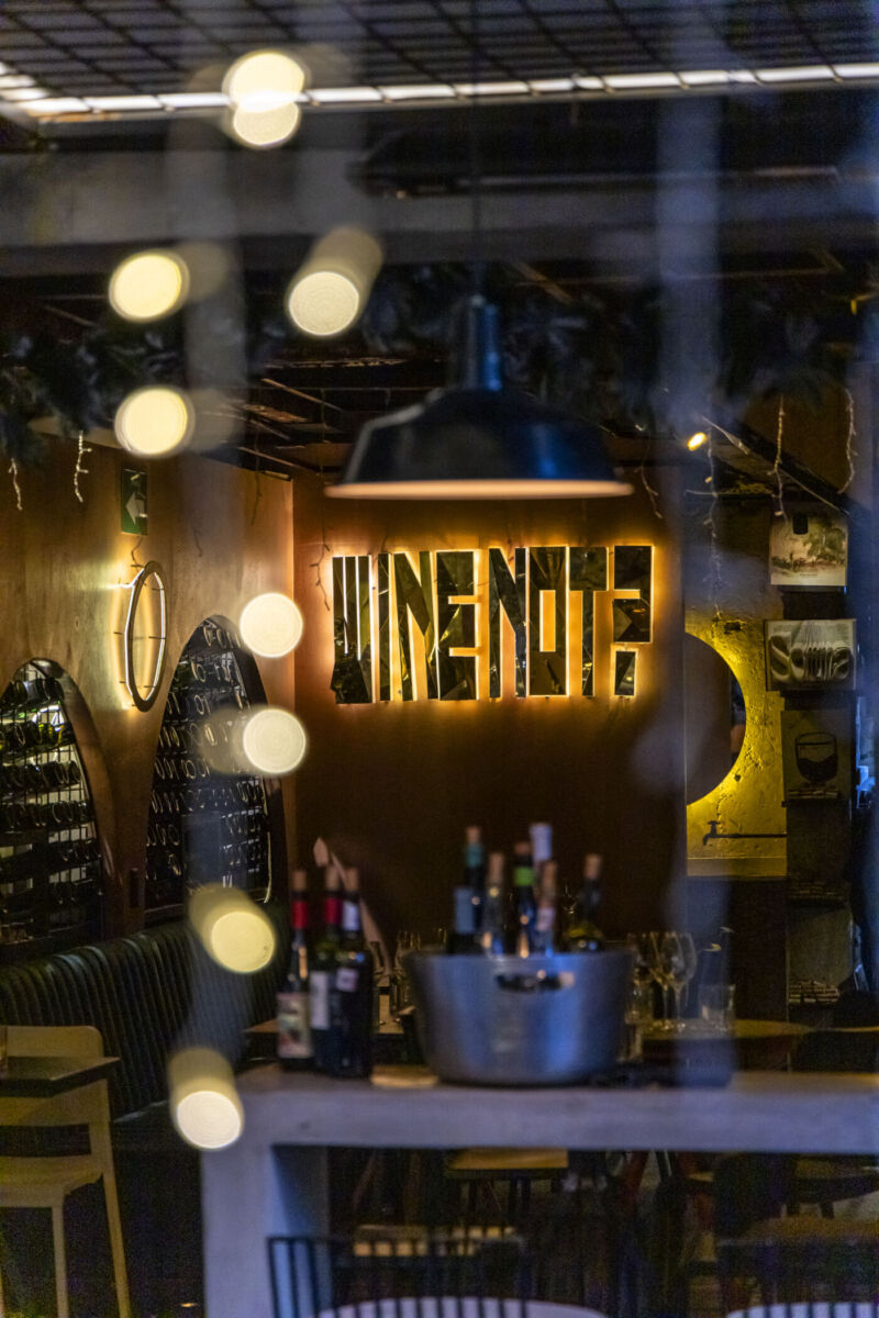 restaurante con luces y su título al fondo 