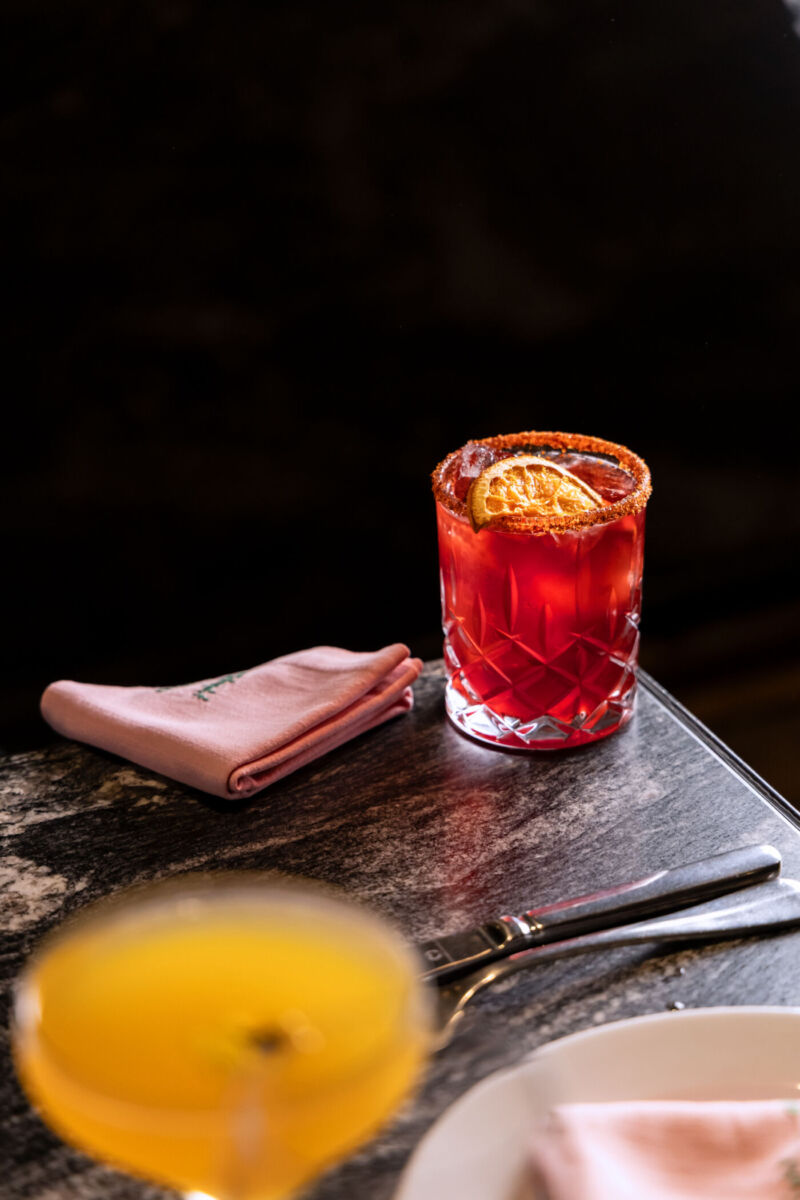 coctel de autor de jamaica con mezcal