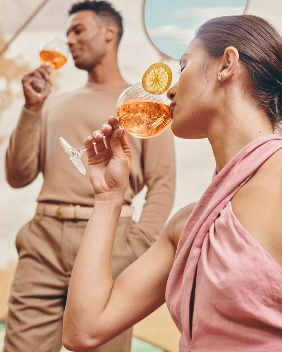 gente bebiendo spritz Orange