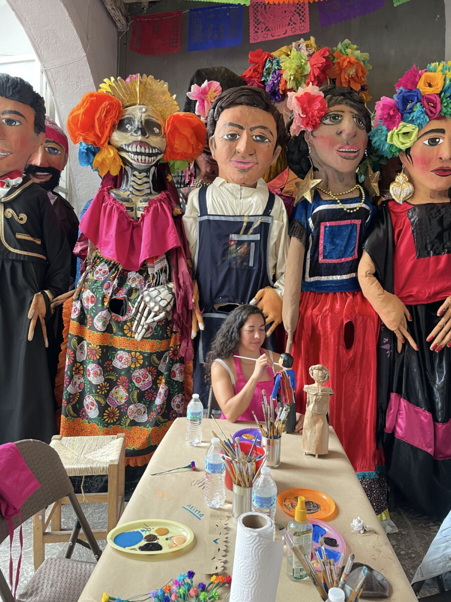 De lo más mexicano que he hecho es pintar mi propia ‘mojiganga’ en el pueblito que las hizo famosas