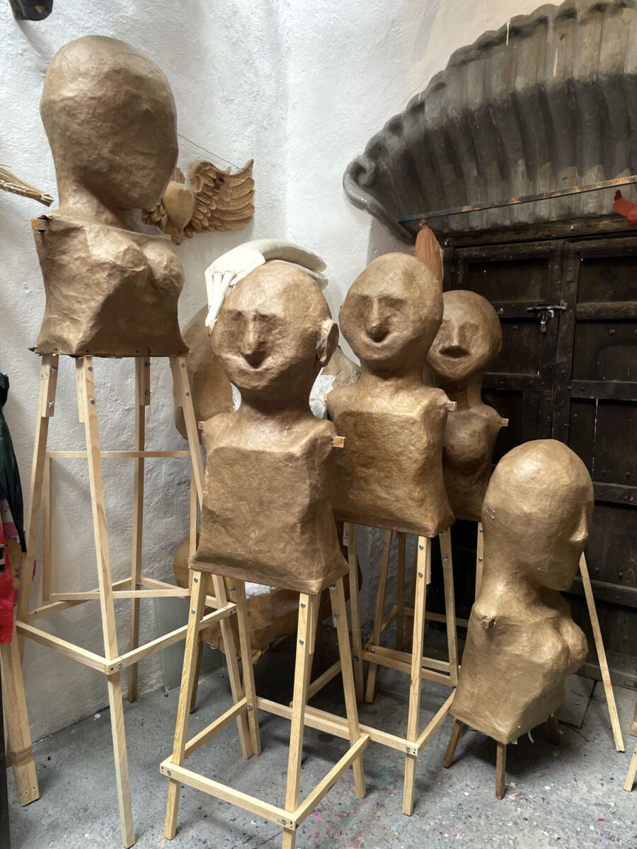 Moldes de mojigangas en el taller Casa de las Mojigangas