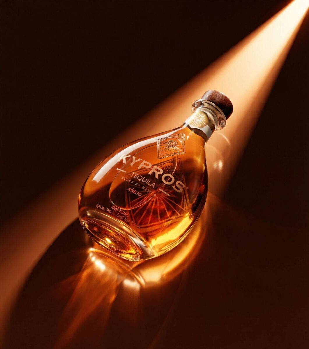Botella de tequila añejo marca kypros 