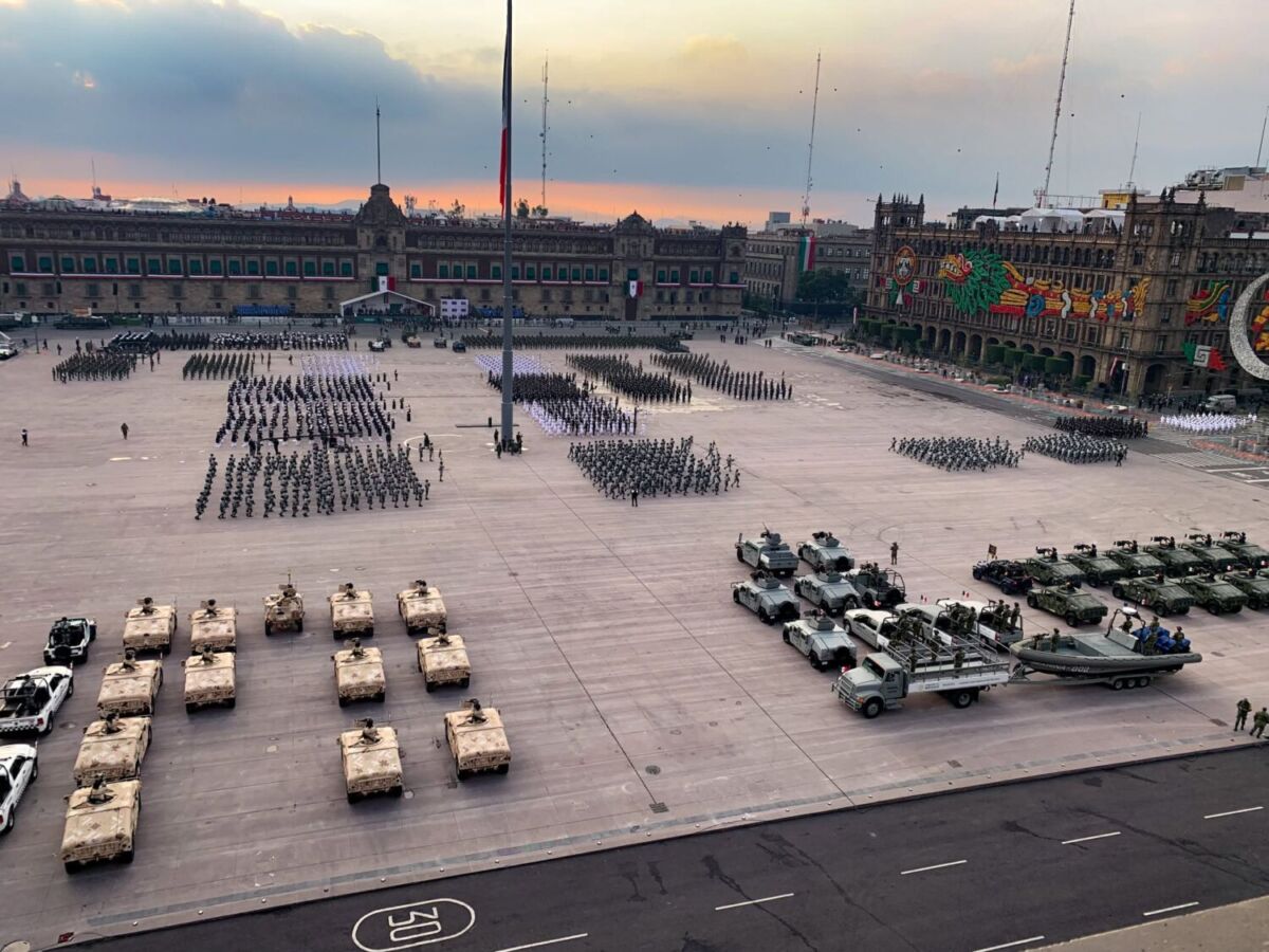 Desfile militar en el Zócalo desde la Terraza Hotel Majestic