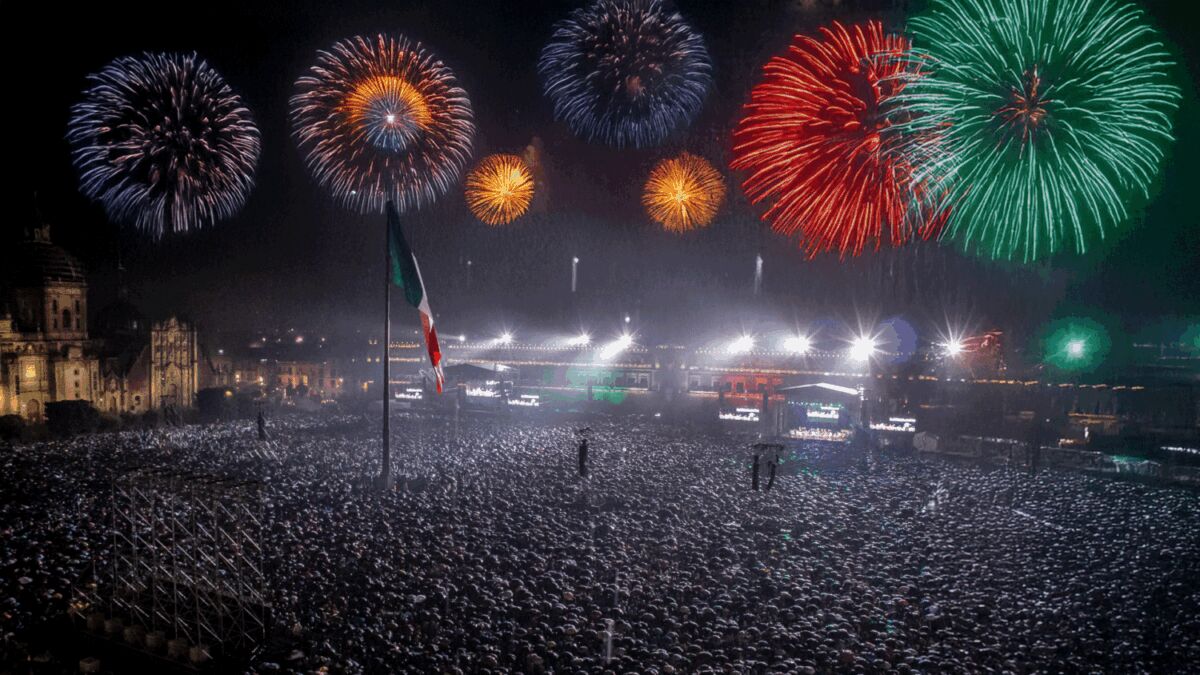 Fuegos artificiales en la celebración del Grito de Independencia en el Zócalo de la CDMX