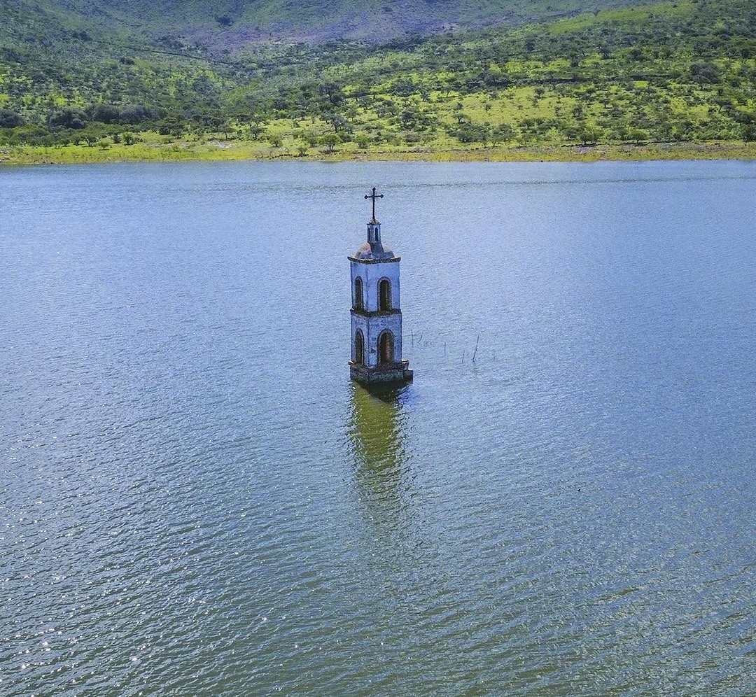 igleasia perdida sumergida bajo el agua de la presa
