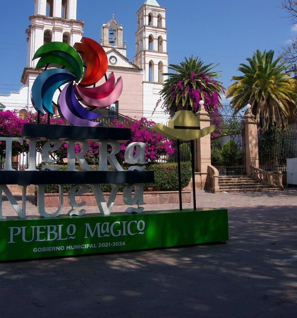 iglesia principal junto con las letras y un sombrero en tierra nueva