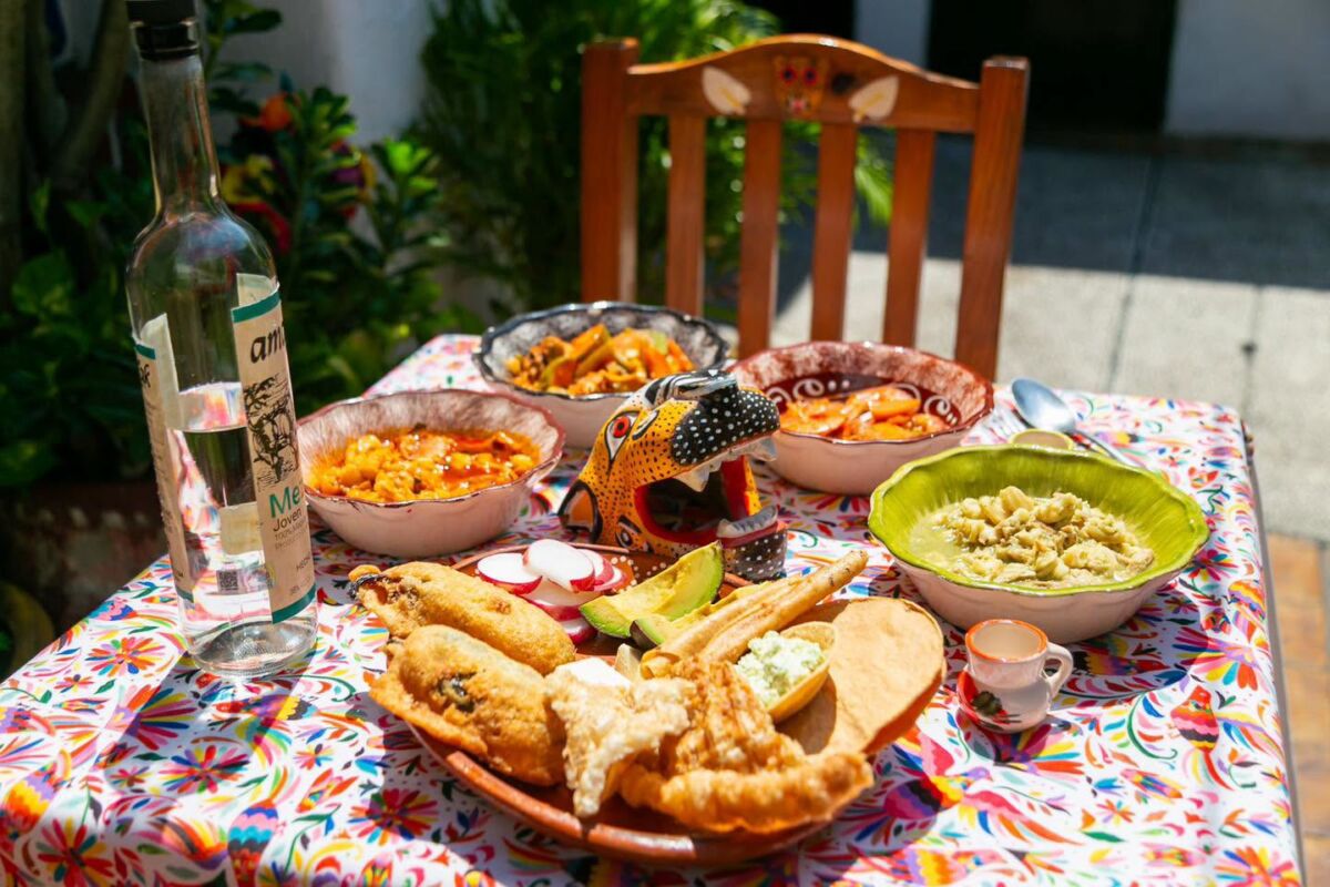 Pozoles guerrerenses y botana con chicharrón 