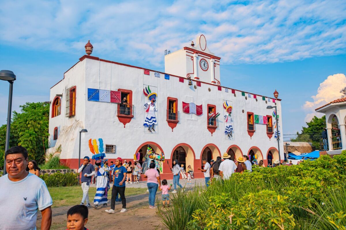 Edificio blanco con rojo en el centro de Tlayacapan, Morelos