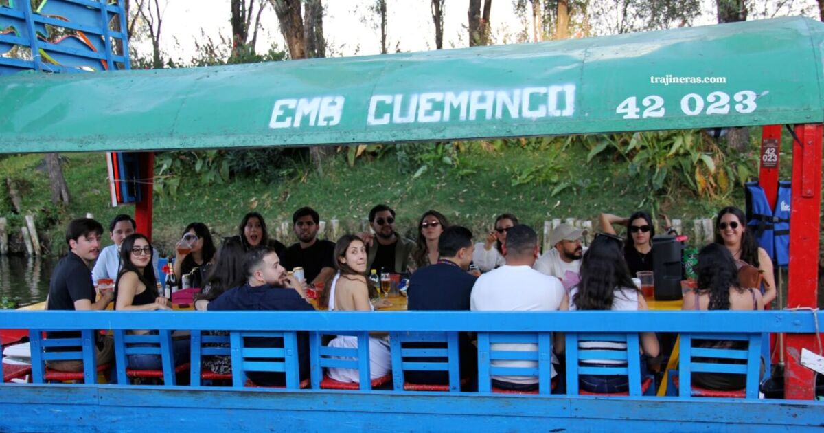 Grupo de amigos en una Trajinera de Xochimilco 