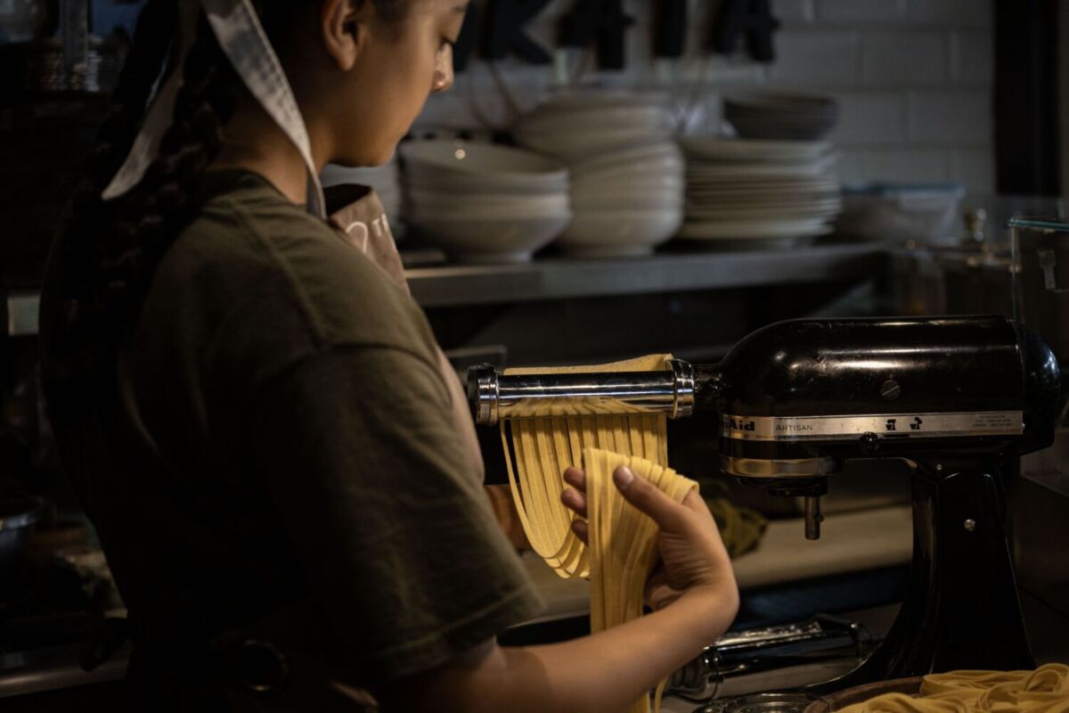 persona haciendo pasta artesanal