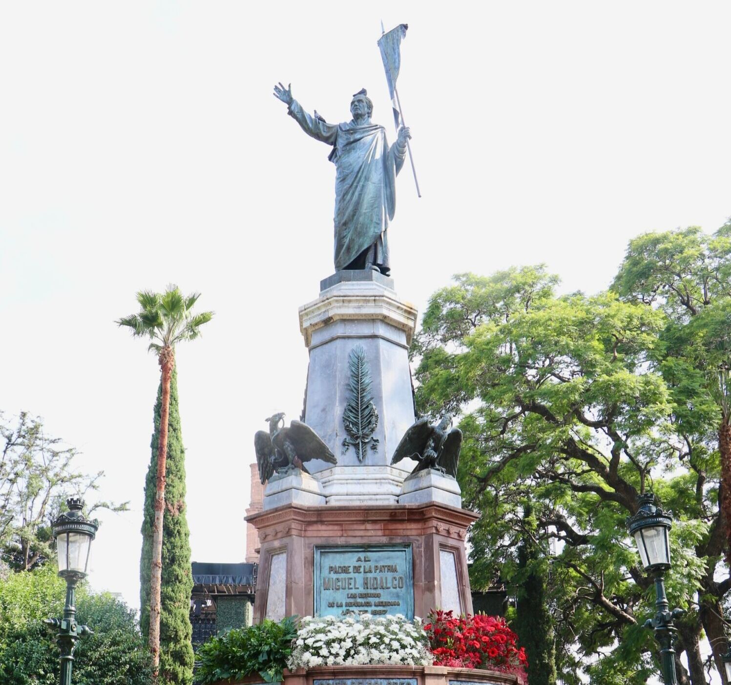 catedral principal y estatua de Migue Hidalgo en Dolores Hidalgo