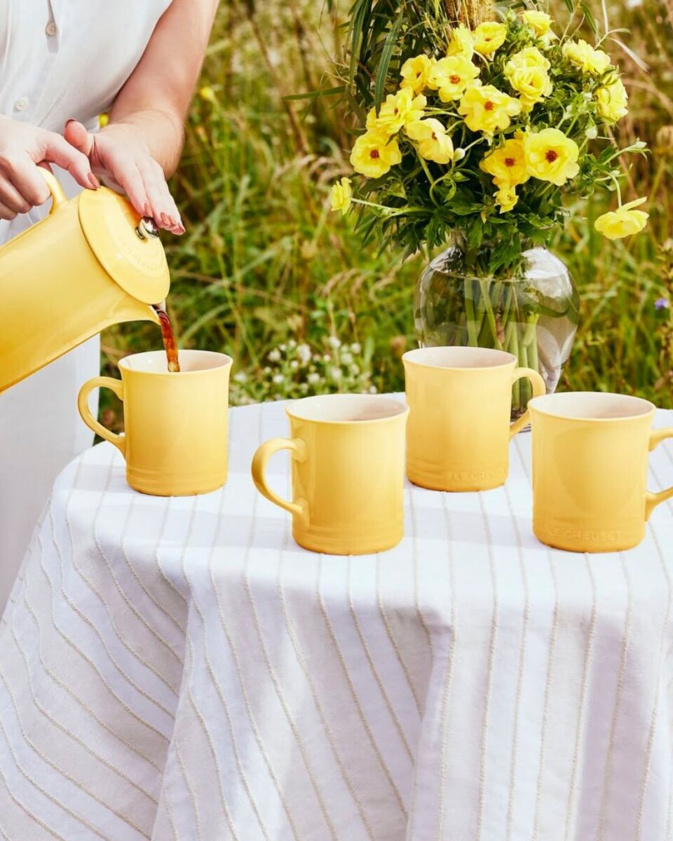juego de tazas y prensa francesa amarillas le creuset