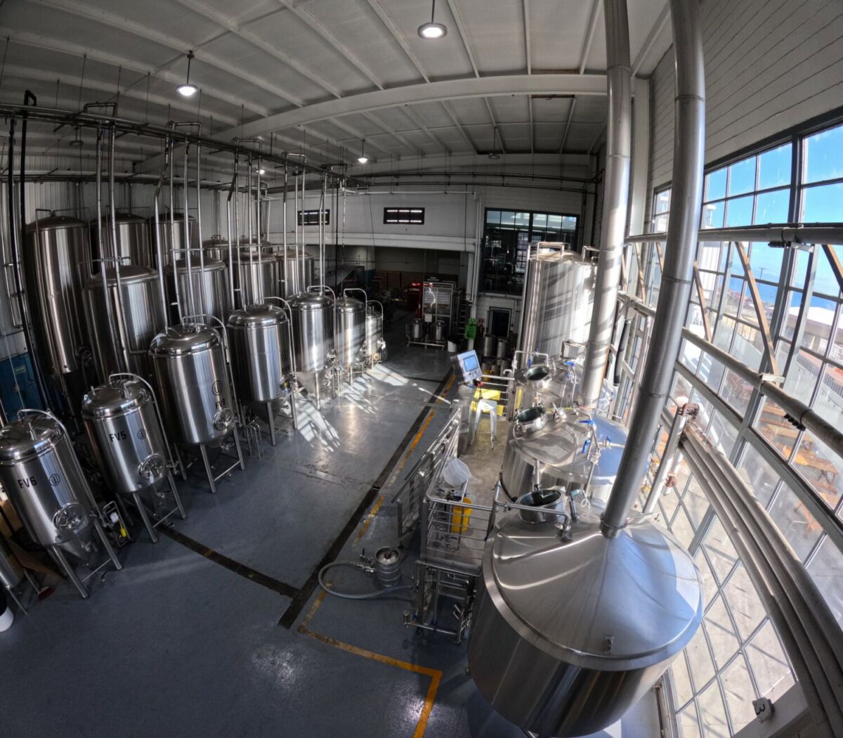 Fábrica de cerveza Wendlandt frente a la playa en Ensenada