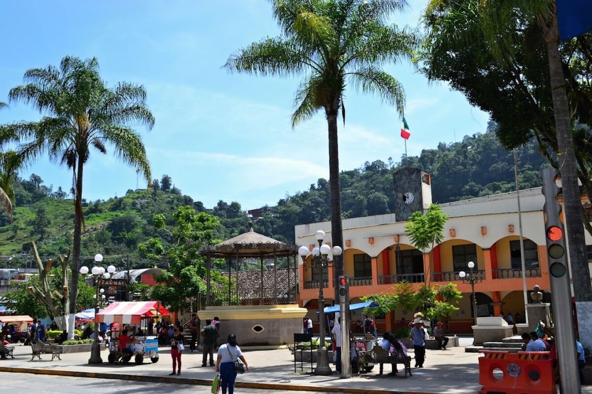plaza pública con un quiosco en medio 
