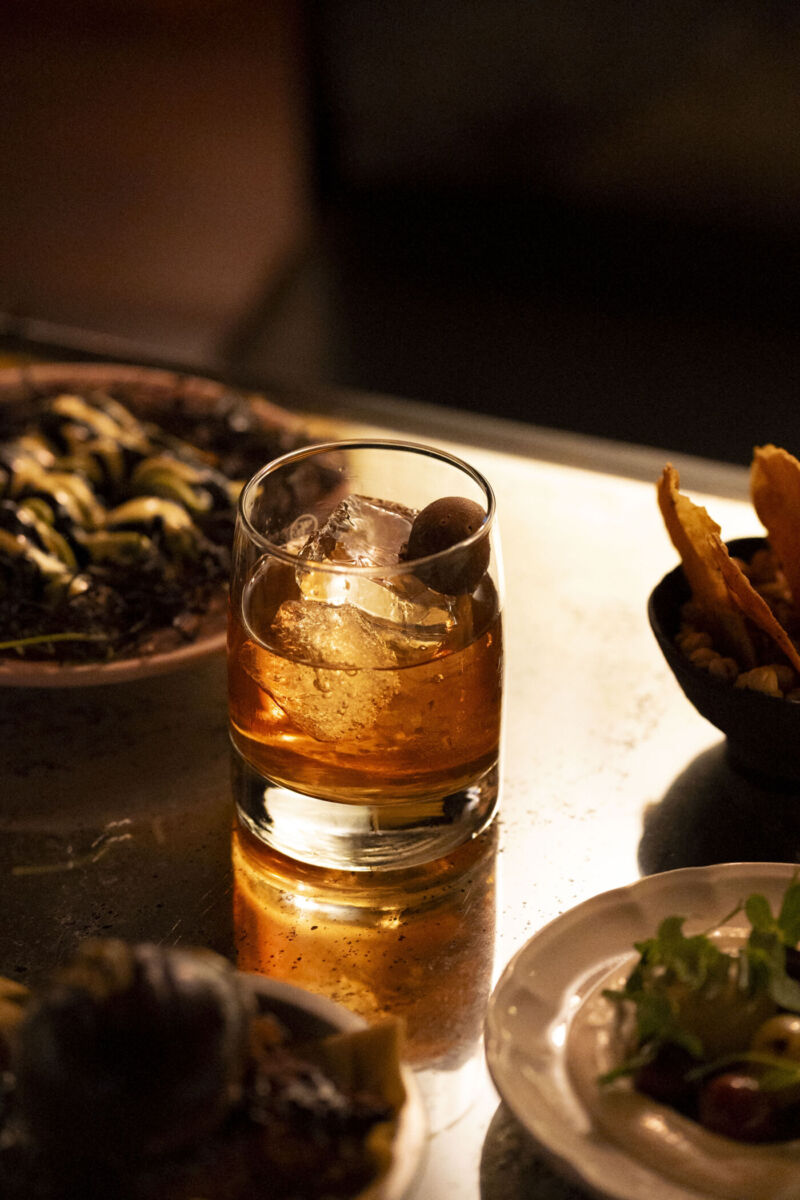 coctel con whiskey