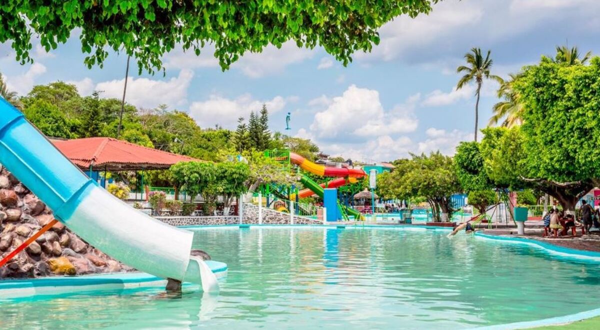 Balneario de aguas termales y toboganes en Puebla