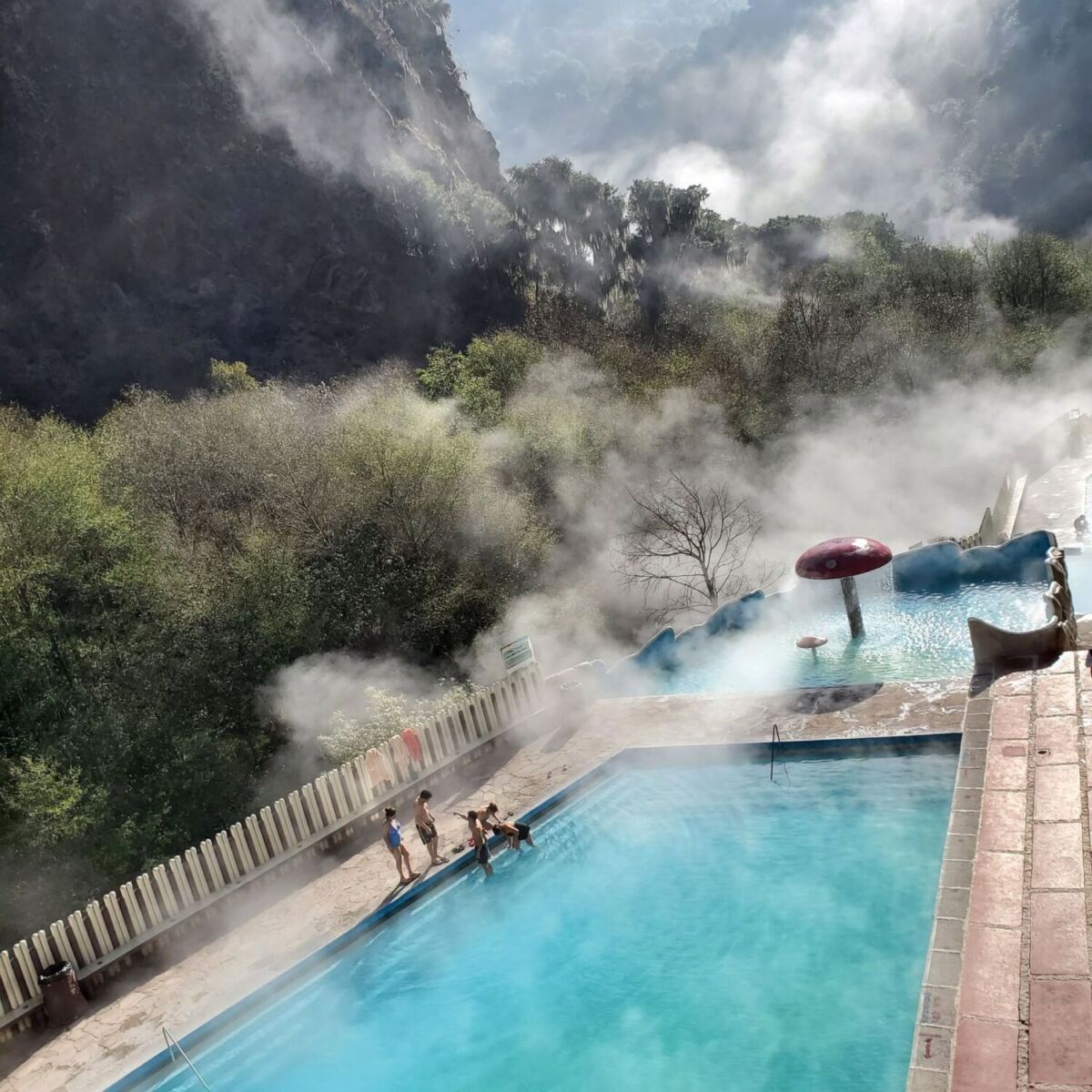 Albercas con vapor por lo caliente de la temperatura en un balneario de Puebla
