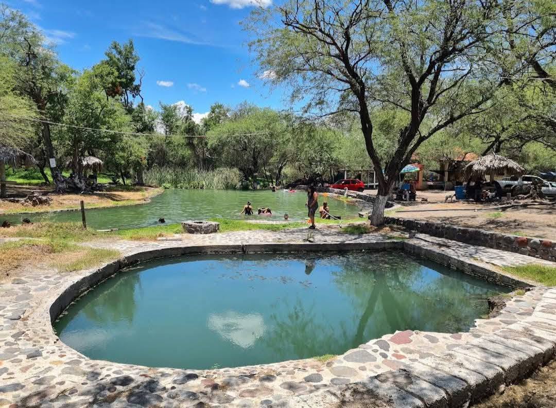 Albercas de aguas termales en el balneario Aguas Termales Ixtatlala en Puebla