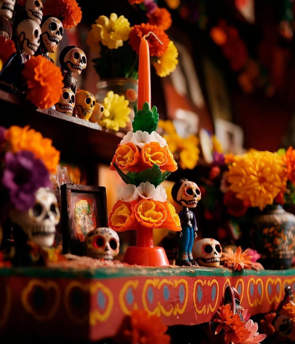 altar de muertos con velas escamadas