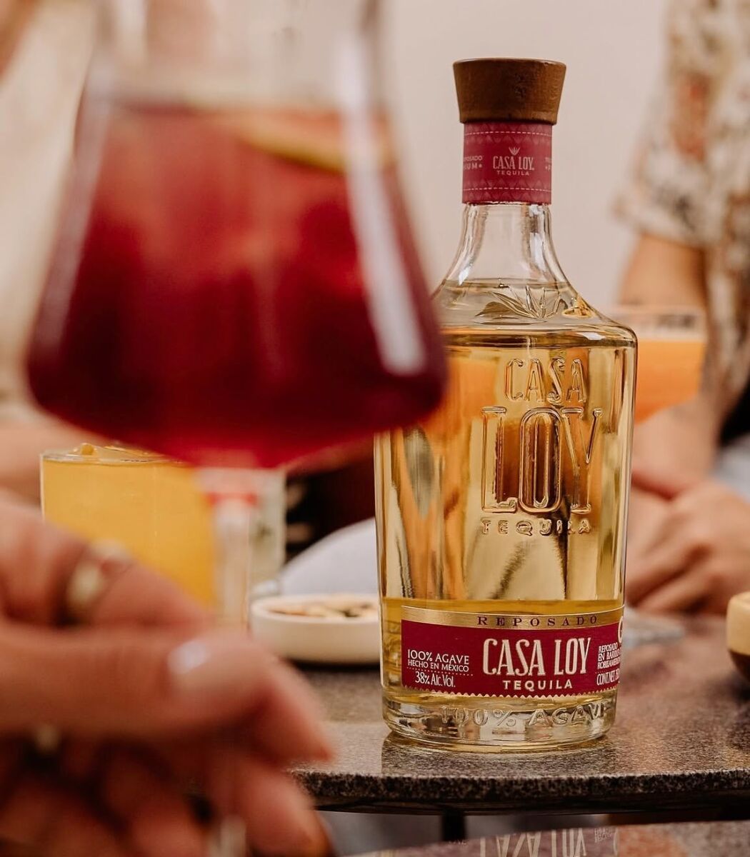 Tequila Casa Loy con cóctel en frente