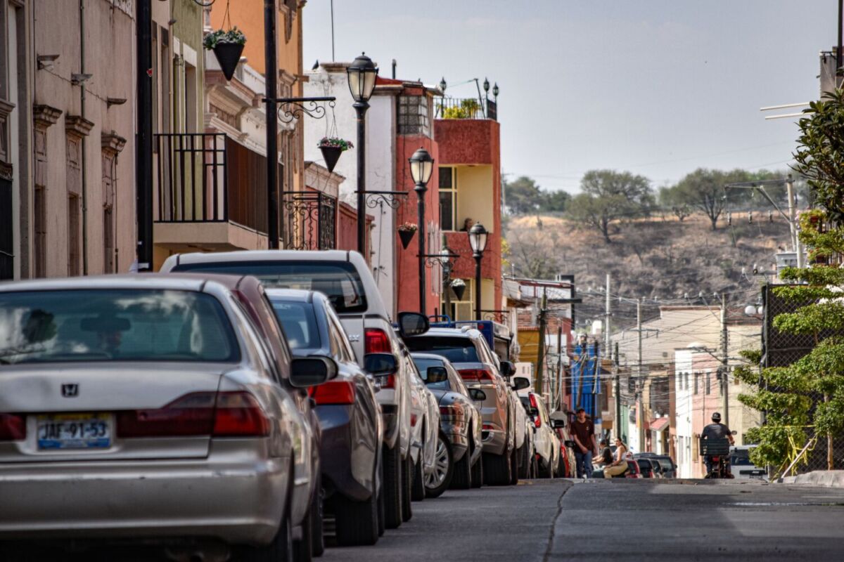 casas antiguas y coches en calle de Jalostotitlán