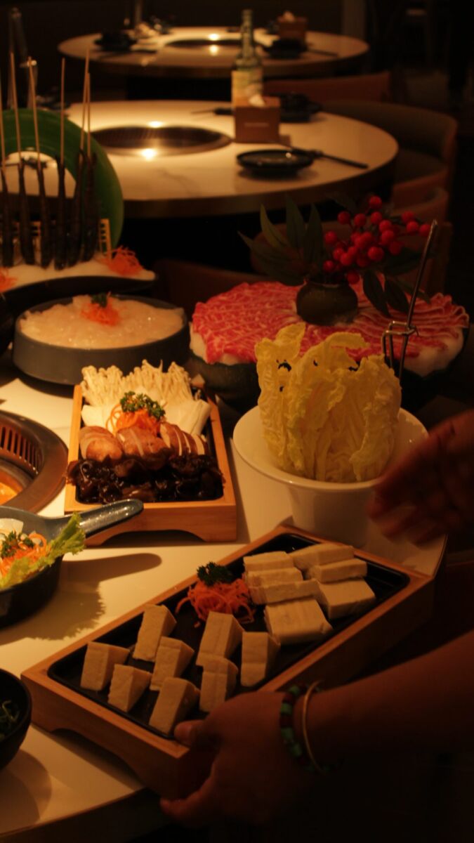 platillos asiáticos en una mesa oscura