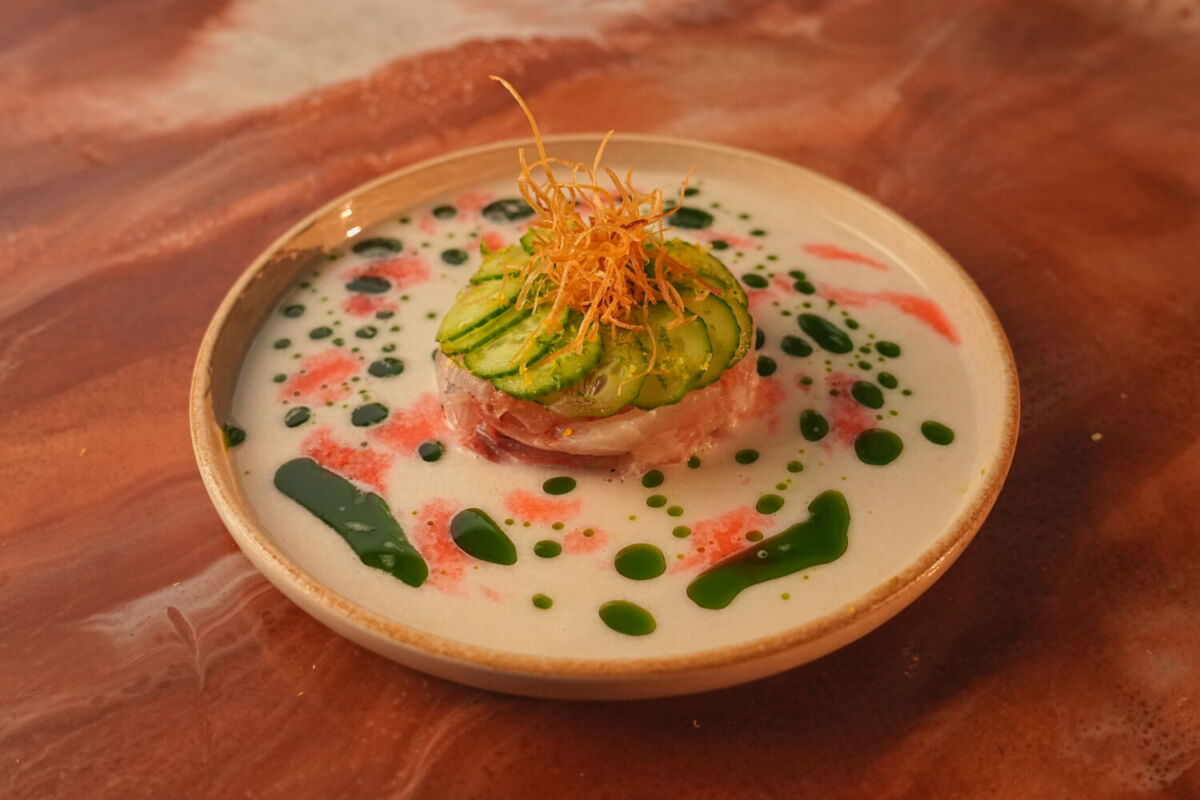 atún en leche de tigre con frambuesa y limón