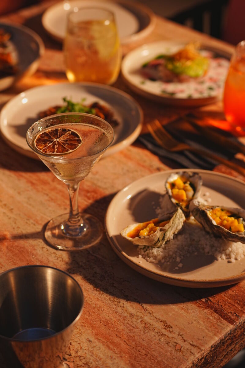 comida del mar de la baja con cóctel