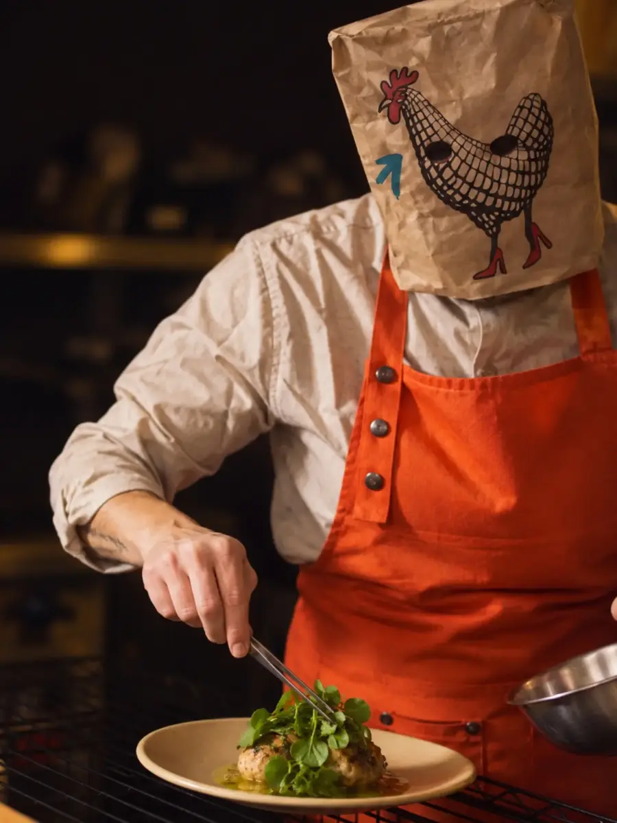 persona con bolsa sobre la cabeza cocinando