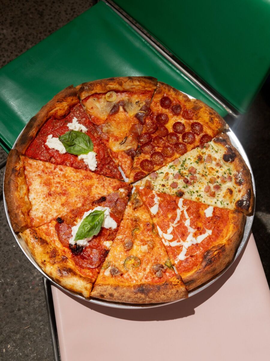 pizza estilo nueva york de diferentes sabores