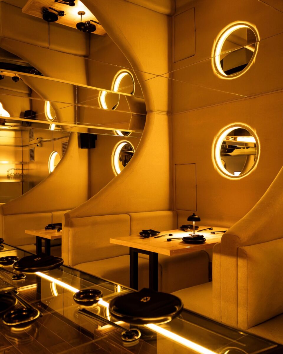 restaurante nuevo en cdmx con iluminación baja y espejos