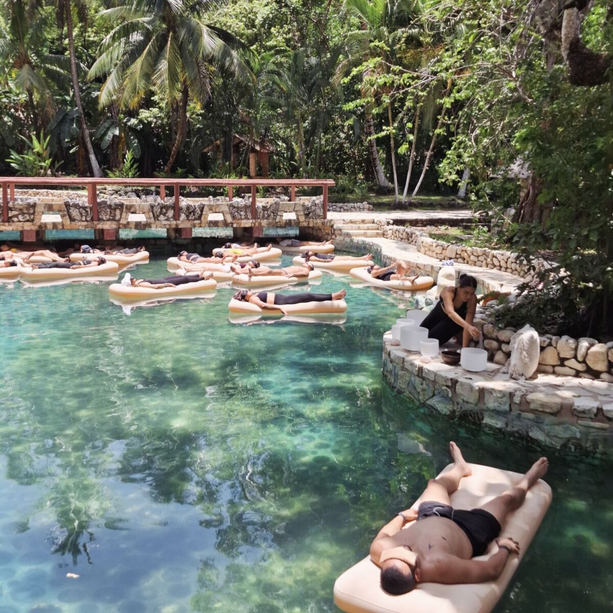grupo de personas flotando en un cenote 