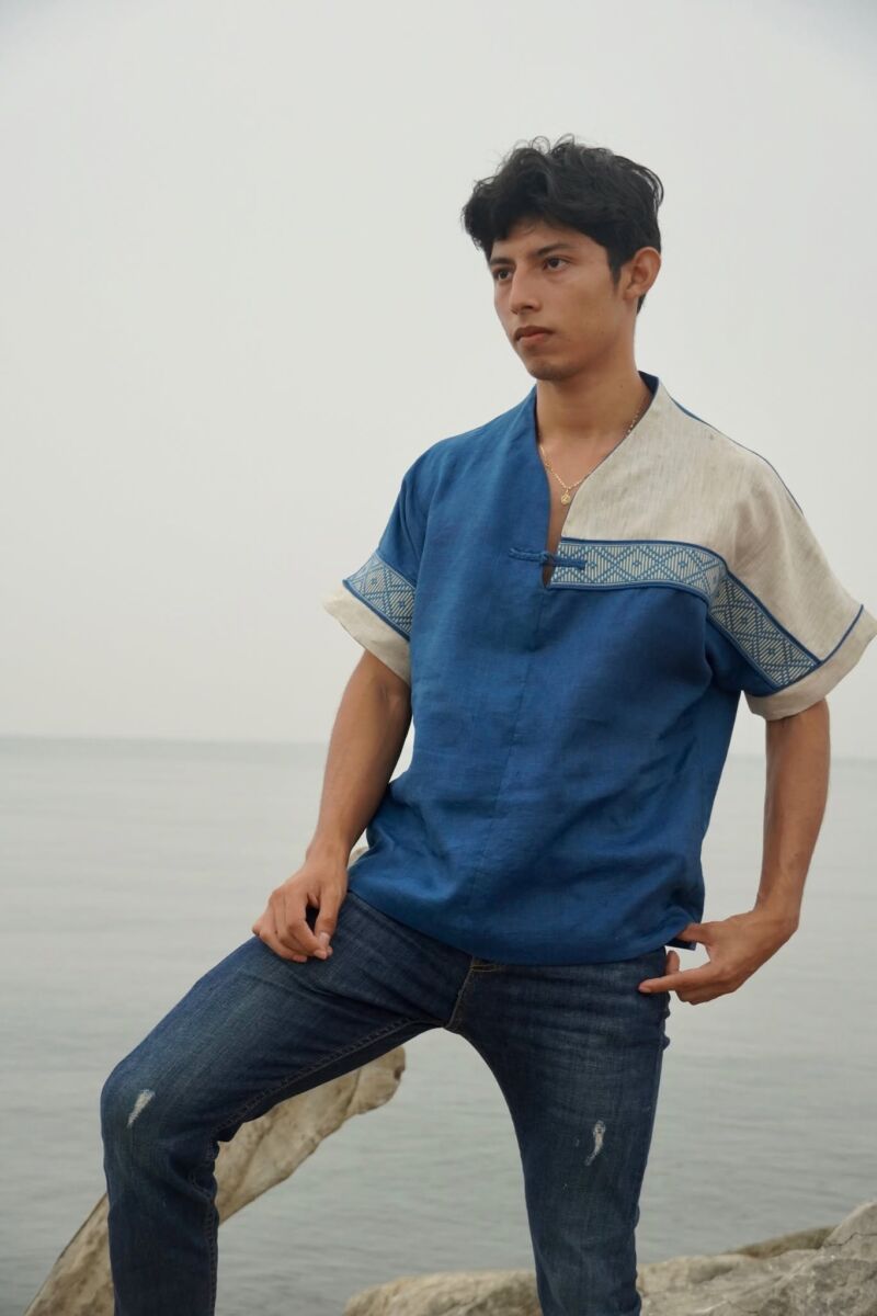 hombre con camisa artesanal teñida con añil