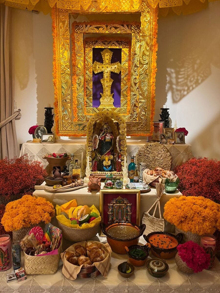 altar de muertos con papel picado de pedro ortega lozano