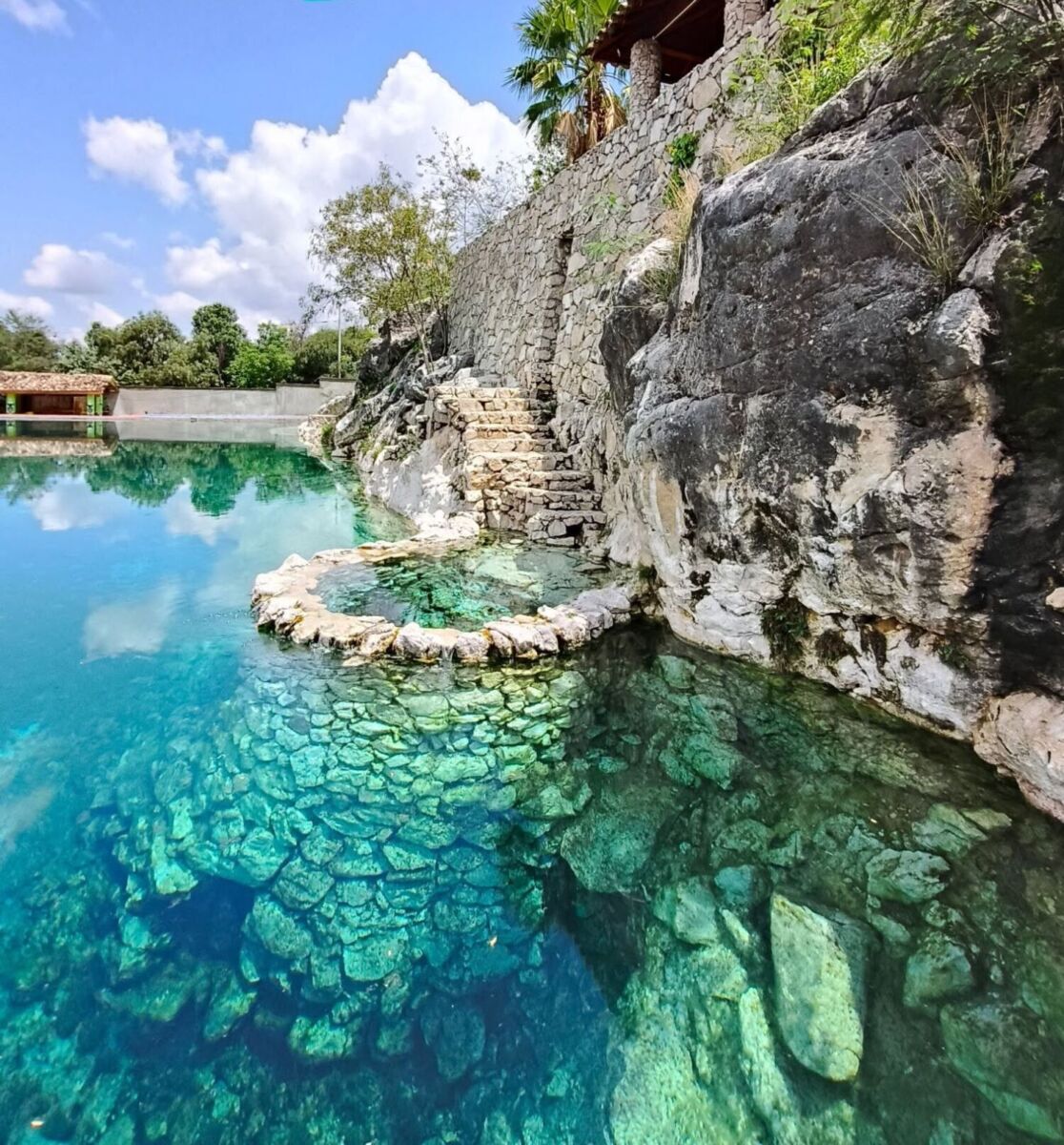 Alberca de agua cristalina del balneario Atonaltzin