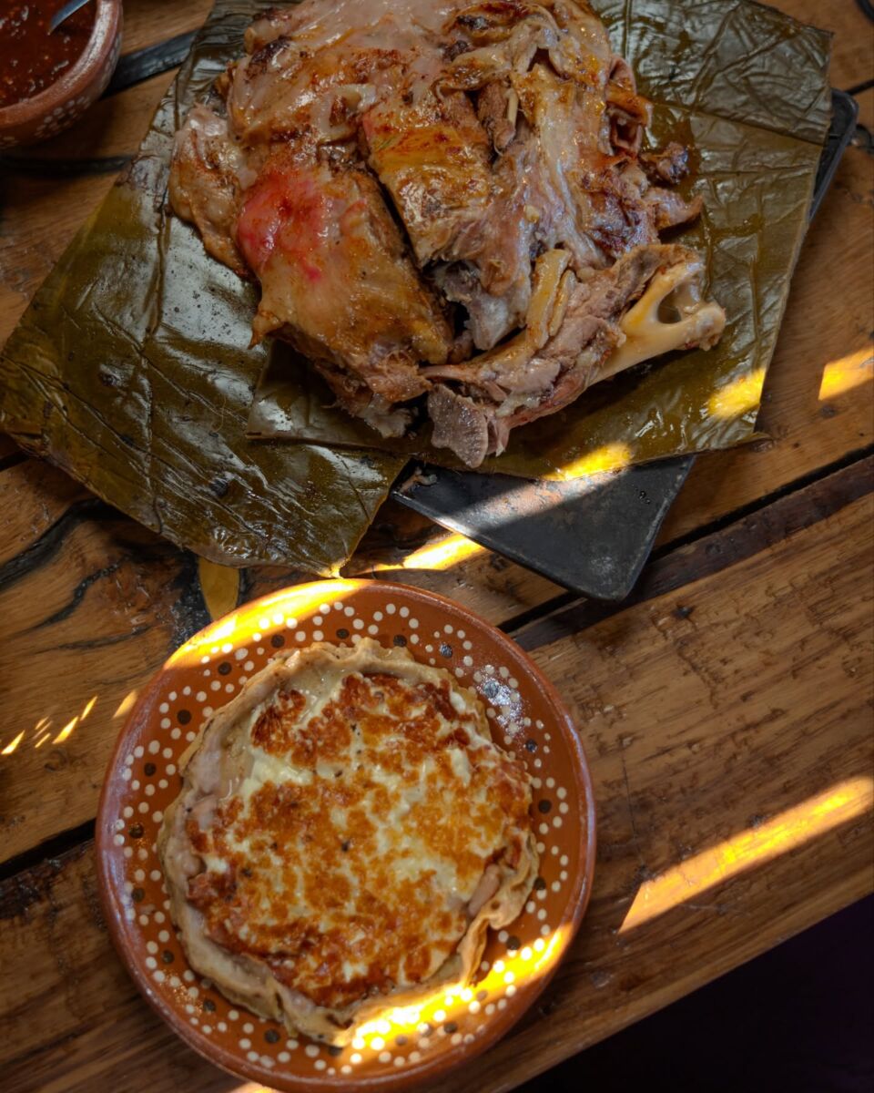 Taco de carne de borrego con queso y carne al lado