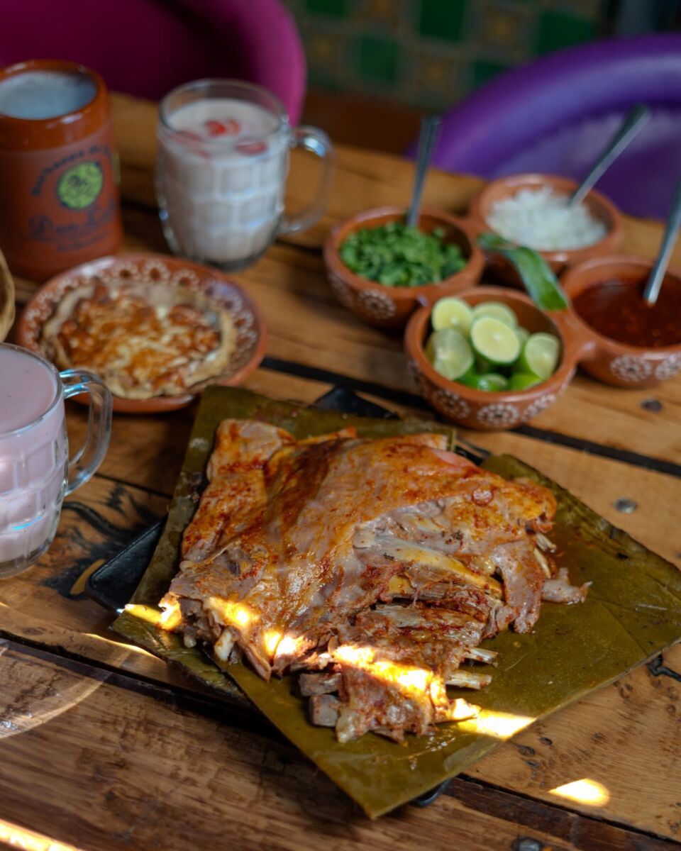 carne de borrego hecha artesanalmene en una mesa con ingredientes de tacos