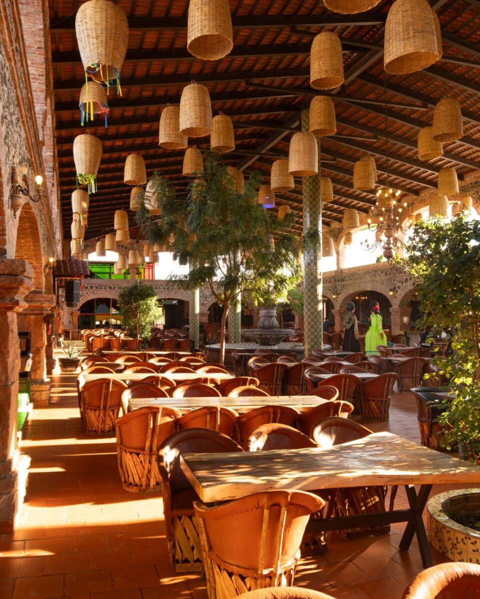 restaurante mexicano con techos altos